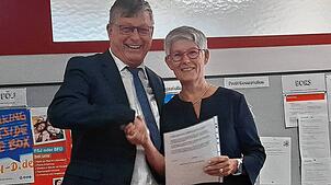 Schulamtsdirektor Rainer Beha vom Staatlichen Schulamt verabschiedet Ricarda Hellmann als Leiterin der Werner-Kirchhofer-Realschule.