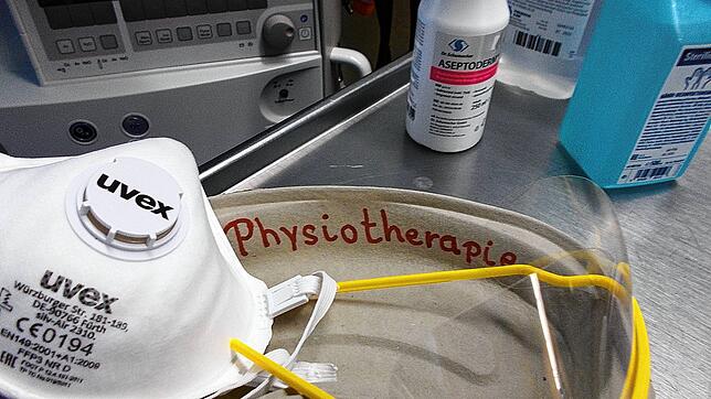Ausrüstung beim Schichtwechsel: Eine FFP-Maske mit eingebautem Filter ist für die Physiotherapeuten des Hegau-Bodensee-Klinikums in ...
