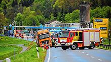 Dieses Bild vom Unfall am 27. Mai verdeutlicht die Gefahrensituation nach dem Lkw-Unfall am Donnerstag auf der B 27 bei Blumberg: Der in ...