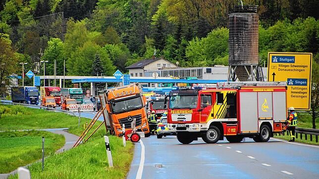 Dieses Bild vom Unfall am 27. Mai verdeutlicht die Gefahrensituation nach dem Lkw-Unfall am Donnerstag auf der B 27 bei Blumberg: Der in ...
