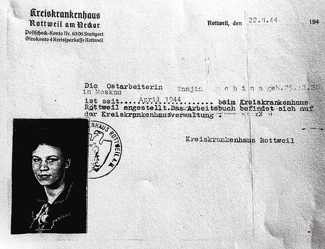 Arbeitsausweis von Tatjana Muchina. Über ihre Lebensgeschichte der Zwangsarbeiterin hat Klaus Laufer viel herausgefunden.