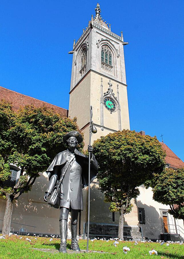 Pfullendorf liegt am Jakobsweg, darum auch die Pilgerstatue vor der Stadtkirche.