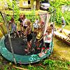 Ein Trampolin in der Aitrach, das gibt es nicht alle Tage. Eines der Gefährte, die auf der Aitrach beim Bach-Abi-Fahrä unterwegs sind, ...