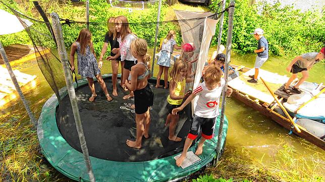 Ein Trampolin in der Aitrach, das gibt es nicht alle Tage. Eines der Gefährte, die auf der Aitrach beim Bach-Abi-Fahrä unterwegs sind, ...