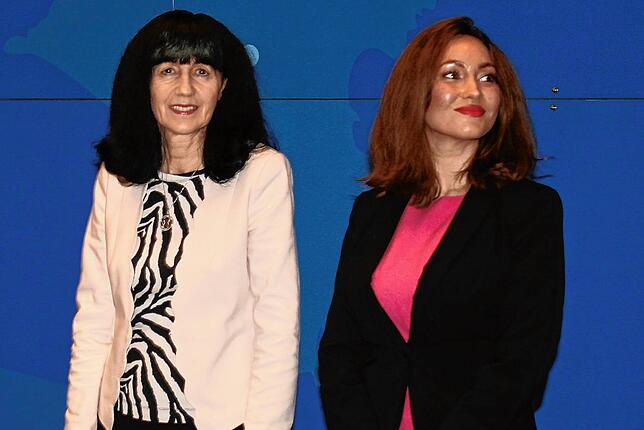 Helga Lehmann (links) und Dunja Zimmermann von der Volksbank in St. Georgen bewahrten einen Kunden vor einem Betrug.
