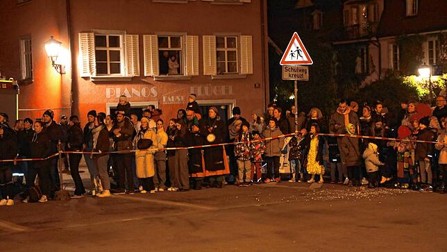 Bild 16: Auf dem Stephansplatz sprühen die Funken &ndash; hier endet die Konstanzer Fasnacht
