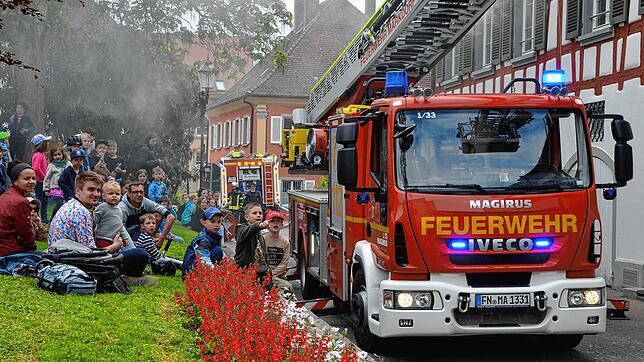 Die Hauptübung der Freiwilligen Feuerwehr Markdorf in der Innenstadt an der Mittleren Kaplanei hat am Samstagnachmittag zahlreiche ...