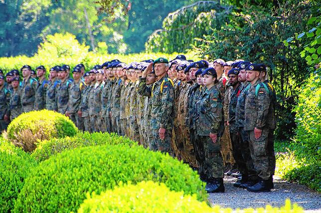 Rund 700 Soldaten haben sich zum Appell vor dem Schloss eingefunden.