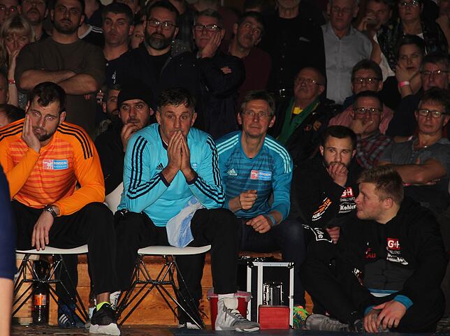 Banges Warten: Wie die beiden Trainer Florian Philipp (links) und Bernd Reichenbach (Mitte) hoffen auch die Fans des TuS Adelhausen nach ...