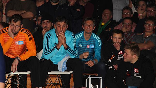 Banges Warten: Wie die beiden Trainer Florian Philipp (links) und Bernd Reichenbach (Mitte) hoffen auch die Fans des TuS Adelhausen nach ...