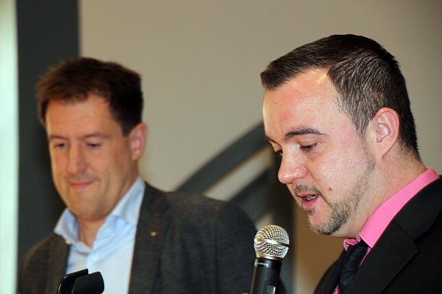 Bürgermeister Markus Keller (rechts) und Felix Stiegeler von der künftigen Betrieberfirma Stiegeler IT.