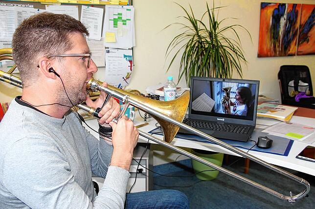 Nicht nur in Betrieben wurde auf Videokonferenzen anstatt Präsenz umgestellt. Hier unterrichtete Fabian Koch, Leiter der Musikschule ...