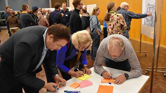 Beim Speed-Workshop können sich die Teilnehmer mit Ideen und Fragen zum zukünftigen Indstriegebiet Sisslerfeld einbringen.