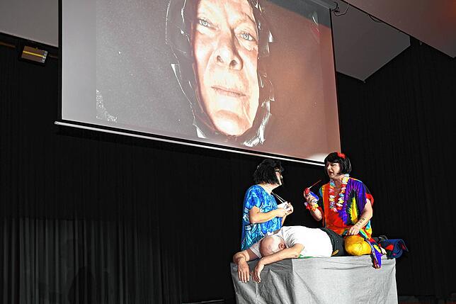 Wahre Lachsalven verursachten Benjamin Scholz-Tautz (rechts) und Narrenpräsident Klaus Spitznagel bei einer „Thai-Massage“, ...