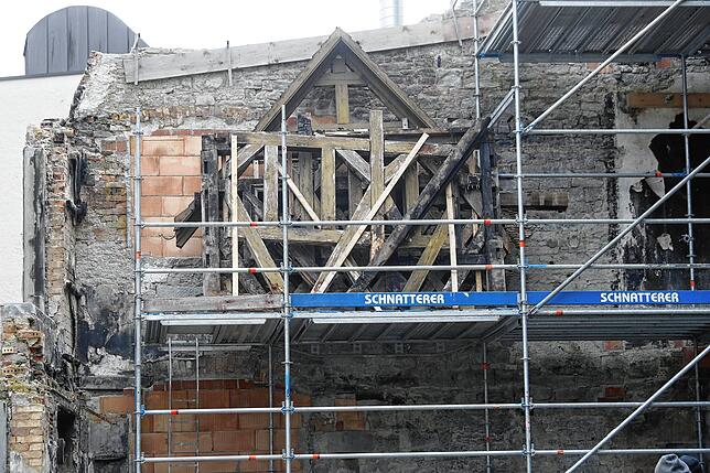 Der alte Fachwerkturm wurde demontiert und steht jetzt auf dem Gerüst.