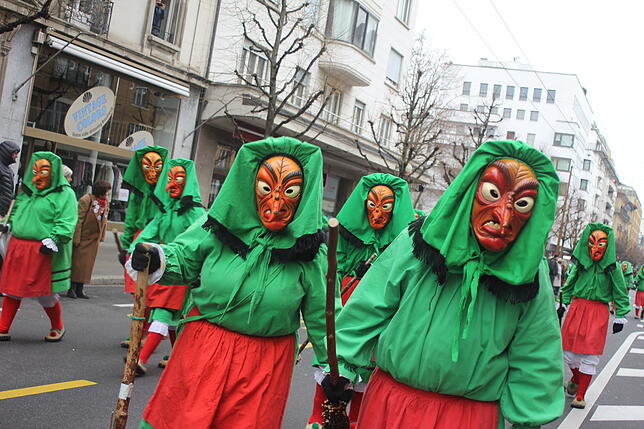 Bild 37: Hästräger und Guggenmusiker aus VS beim Narrentreffen in Fribourg am Sonntag (2)