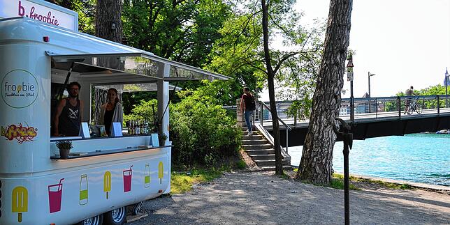 Seit Anfang Juni hatte der Kiosk an der Fahrradbrücke geöffnet, hier ein Bild von den Anfangstagen. Der abgebildete weiße Wagen war in ...
