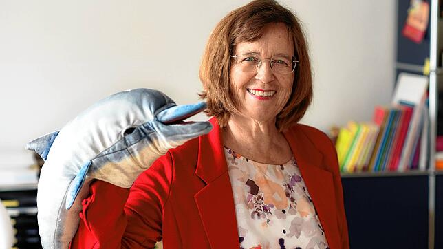 Britta Hahn erklärt die Polyvagal-Theorie gerne mit Hilfe von Plüschtieren. Der sanftmütige Delphin nimmt dabei die Rolle des vorderen ...