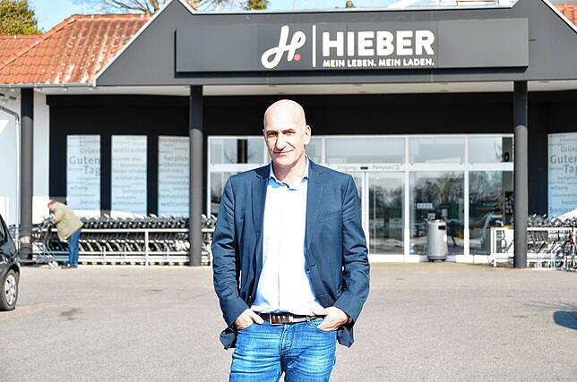 Dieter Hieber, Geschäftsführer der Edeka Hieber-Märkte, vor seinem Markt in Binzen.