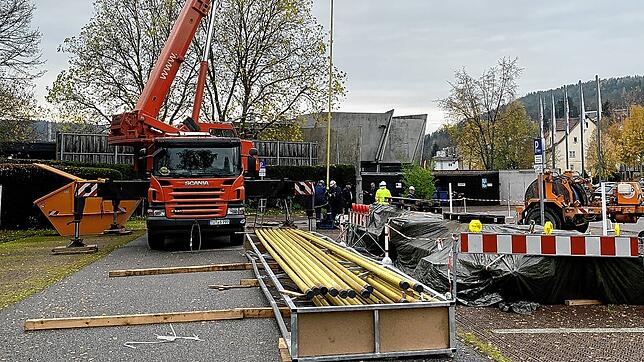 Die Thermalwasserpumpe im Tuttlinger Schwimmbad TuWass wird repariert.