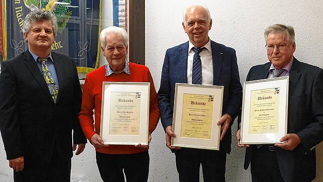 Sie wurden von Abteilungskommandant Andreas Hausy zu Ehrenmitgliedern ernannt: Otto Schultis, Gerhard Albiez und Gebhard Granacher (von ...