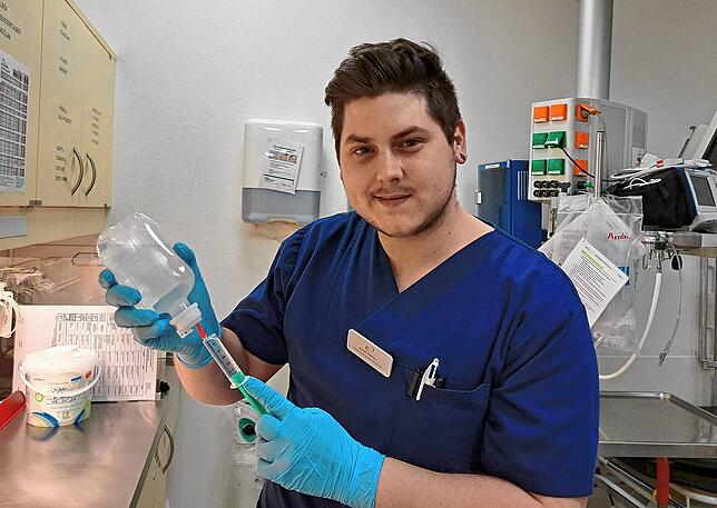 Auch das Aufziehen von Spritzen gehört zur Arbeit eines Krankenpflegers, wie hier Amel Hapzic.