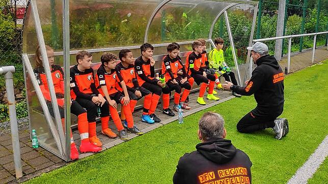 Auf Augenhöhe: Thorsten Szesniak, der beim JFV Region Rheinfelden für die Sportliche Leitung zuständig ist, ist auch Trainer der ...