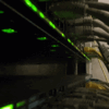 Unser Bild zeigt einen Netzwerk-Server in einem Unternehmen, der mit dem Internet verbunden ist und über den Emails und andere ...