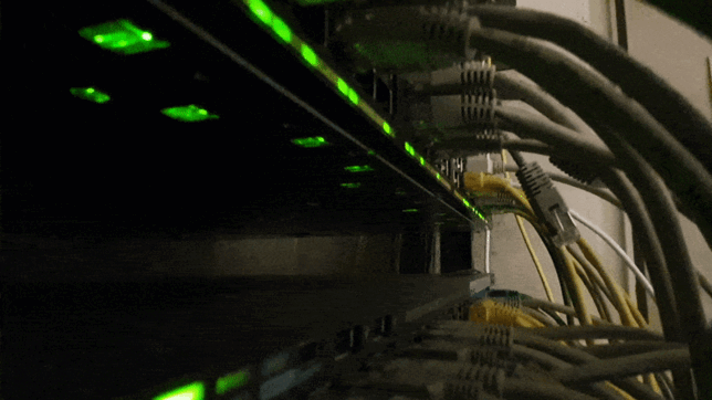 Unser Bild zeigt einen Netzwerk-Server in einem Unternehmen, der mit dem Internet verbunden ist und über den Emails und andere ...