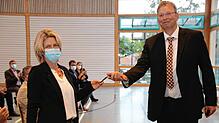Sandra Bialk (links) verfügt über alle Schlüsselqualifikationen als Konrektorin der Grundschule Wald. Schulleiter Walter Beyer (rechts) ...