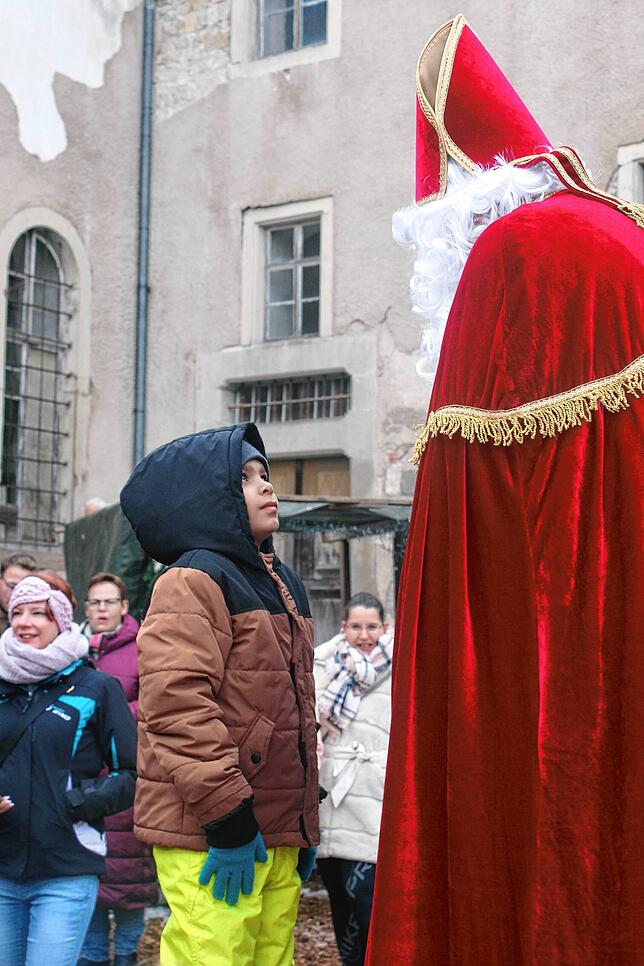 Vor dem Nikolaus hatten die Jüngsten sichtbaren Respekt. Jedes Kind erhielt eine Geschenktasche.