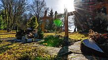 Blick auf einen Friedhof (hier in der Radolfzeller Kernstadt). In Böhringen wurden Gräber auf dem Friedhof beschädigt. (Archivbild)