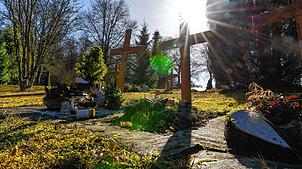 Blick auf einen Friedhof (hier in der Radolfzeller Kernstadt). In Böhringen wurden Gräber auf dem Friedhof beschädigt. (Archivbild)