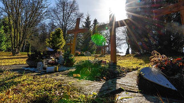 Gräber auf dem Radolfzeller Waldfriedhof. 2024 musste Radolfzell von mehreren bekannten und prägenden Persönlichkeiten Abschied nehmen.