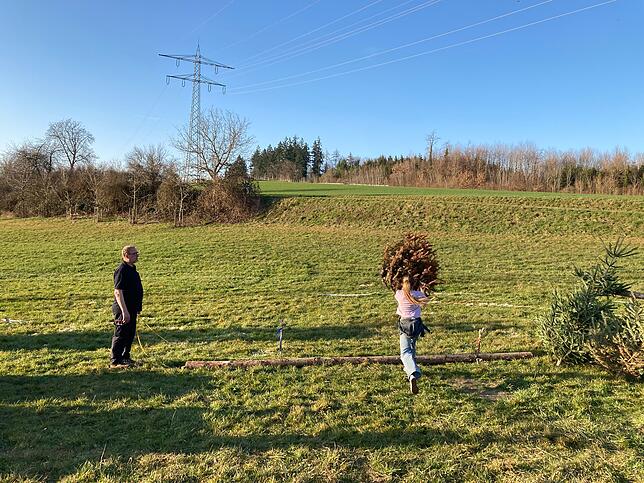 Bild 4: Weihnachtsbaum-Weitwurf in Neufrach: Die besten Bilder vom Funken-Fest!