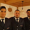 Lukas Schneider (v.r.) und Dominik Peduzzi steigen zum Oberfeuerwehrmann auf. Sascha Metzger wurde zum Hauptfeuerwehrmann befördert.