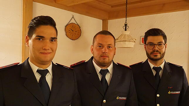 Lukas Schneider (v.r.) und Dominik Peduzzi steigen zum Oberfeuerwehrmann auf. Sascha Metzger wurde zum Hauptfeuerwehrmann befördert.