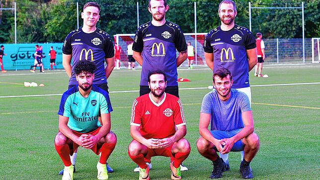 Neue beim FC Wallbach: Die Trainer Thomas Scherzinger (rechts) und Andreas Braunagel wollen Maximilian Engel und Timo Bernauer (hinten, ...