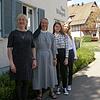 In Sicherheit in Hegne im Haus Hildegard, aber in Sorge um die Heimat Ukraine (von links): Alla Kinchyk, Schwester Susanne Bader, die ...