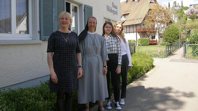 In Sicherheit in Hegne im Haus Hildegard, aber in Sorge um die Heimat Ukraine (von links): Alla Kinchyk, Schwester Susanne Bader, die ...