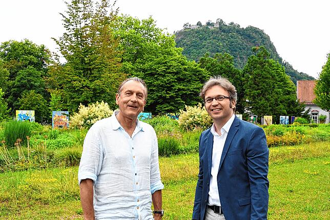 Dieter Bös, Geschäftsführer von Kokon Entertainment, und Stephan Freißmann, Leiter der SÜDKURIER-Lokalredaktion Singen, vor dem Singener ...