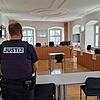 Da bei dieser Verhandlung vier Angeklagte, sechs Anwälte und rund zehn Zeugen beteiligt sind, wird es während dem Prozess recht eng im ...