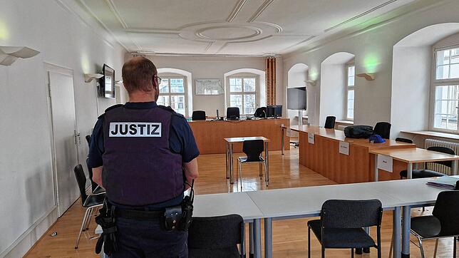 Da bei dieser Verhandlung vier Angeklagte, sechs Anwälte und rund zehn Zeugen beteiligt sind, wird es während dem Prozess recht eng im ...