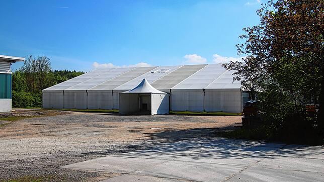 Die Leichtbauhalle am Ortsrand von Eigeltingen. Hier sollen bald die ersten Flüchtlinge einziehen.