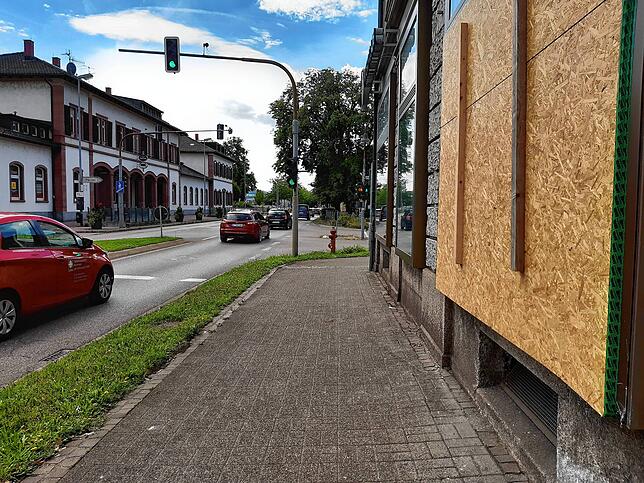 Eine Frau ist mit ihrem Auto zunächst in eine Schaufensterscheibe gefahren. Diese ging dabei zu Bruch.