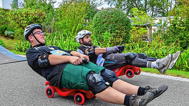 Rasant ging es zu beim ersten Bobbycar-Rennen in Mönchweiler. Hier liefern sich Max Riedel (links) und Dennis Haas ein spannendes Duell.