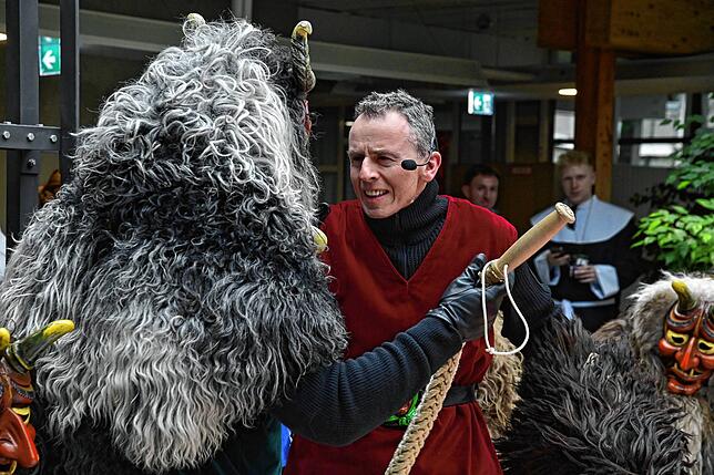 Bild 6: Fasnacht 2025: Hexen rollten im Villinger Landratsamt den roten Teppich aus - Die schönsten Bilder!