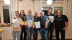 Geehrte und Wiedergewählte (von links): Petra Kühnemann (zehn Jahre), Dietmar Kaiser (Kassierer), Irene für Ivan Hiznikov (zehn Jahre), ...