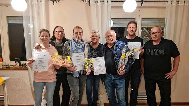 Geehrte und Wiedergewählte (von links): Petra Kühnemann (zehn Jahre), Dietmar Kaiser (Kassierer), Irene für Ivan Hiznikov (zehn Jahre), ...
