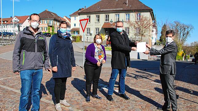 Simon Pfluger, Kerstin Mock, Susanne Schwaderer und Hauke Frenzel (von links) von der Markdorfer CDU bei der Übergabe der ...
